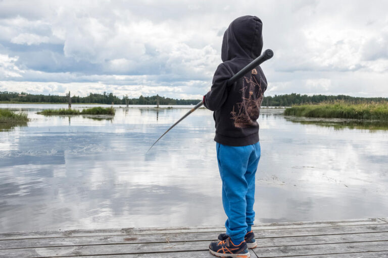 Ung gutt som ser utover vannet